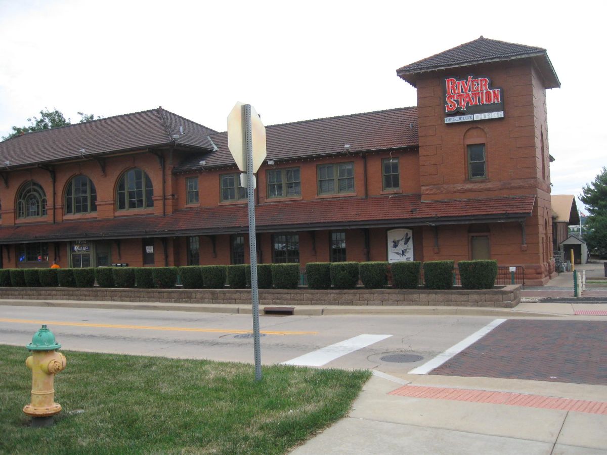 Best place to eat dinner in downtown Peoria that is not Jim's St